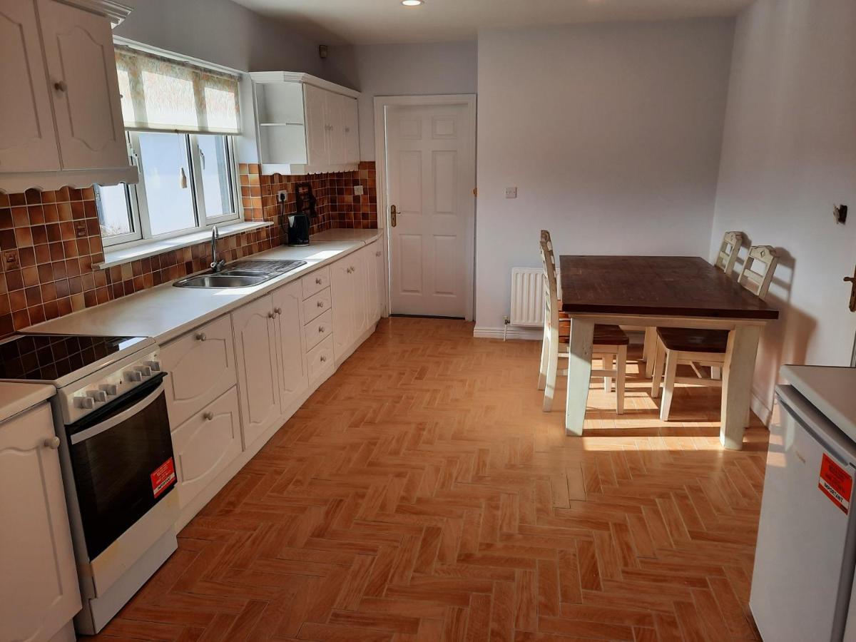 4 Bedroom, 15 Min To Limerick City Quiet Retreat. Bagian luar foto